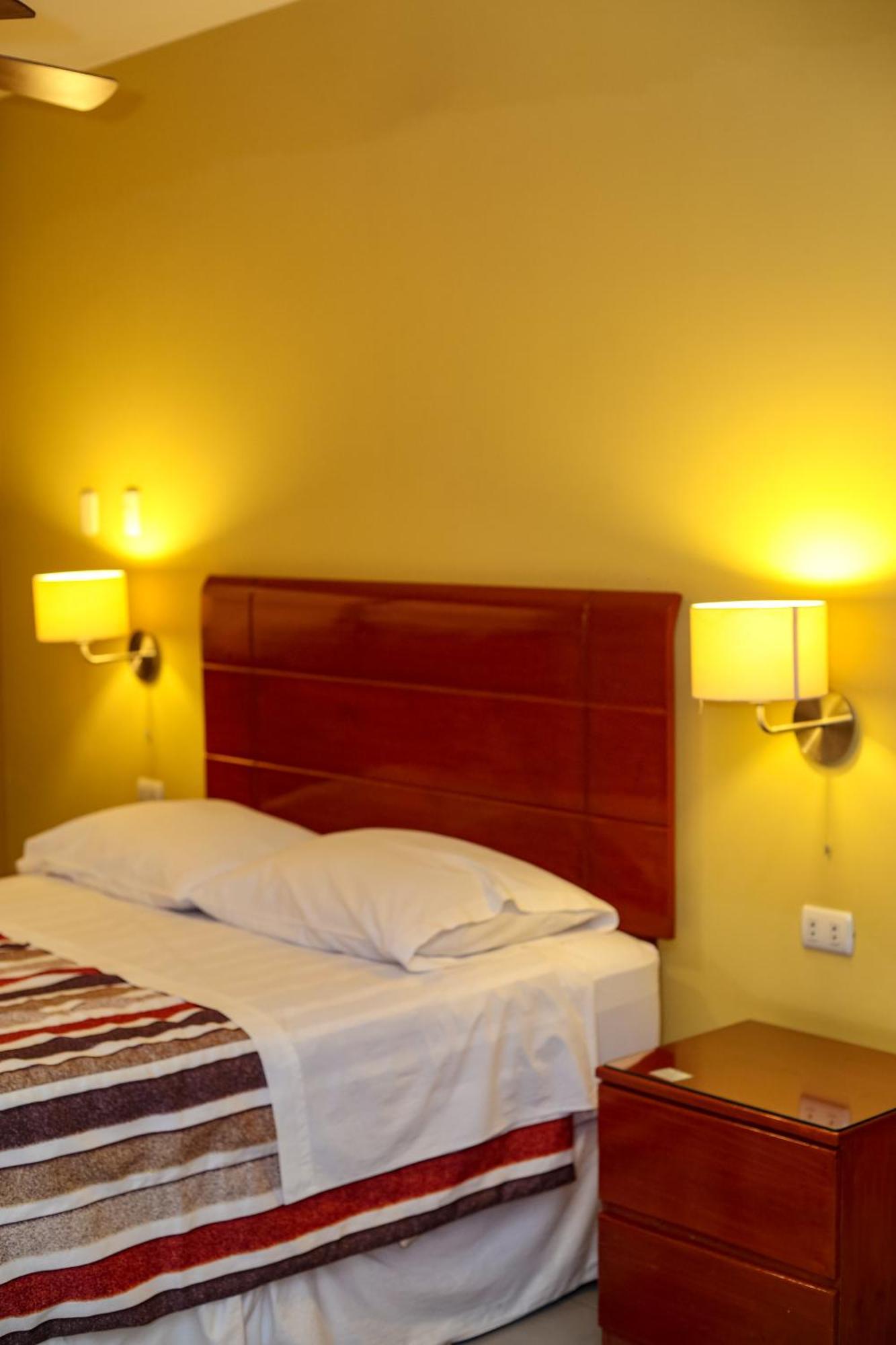 Apart Hotel El Canaveral Чинча Алта Екстериор снимка